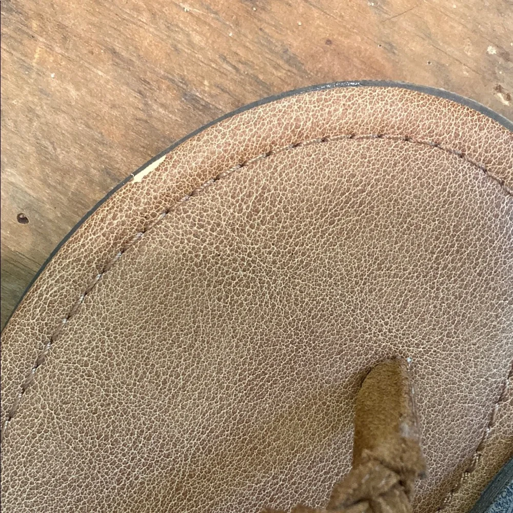 Minnetonka Women's Tan and White Beaded Sandals